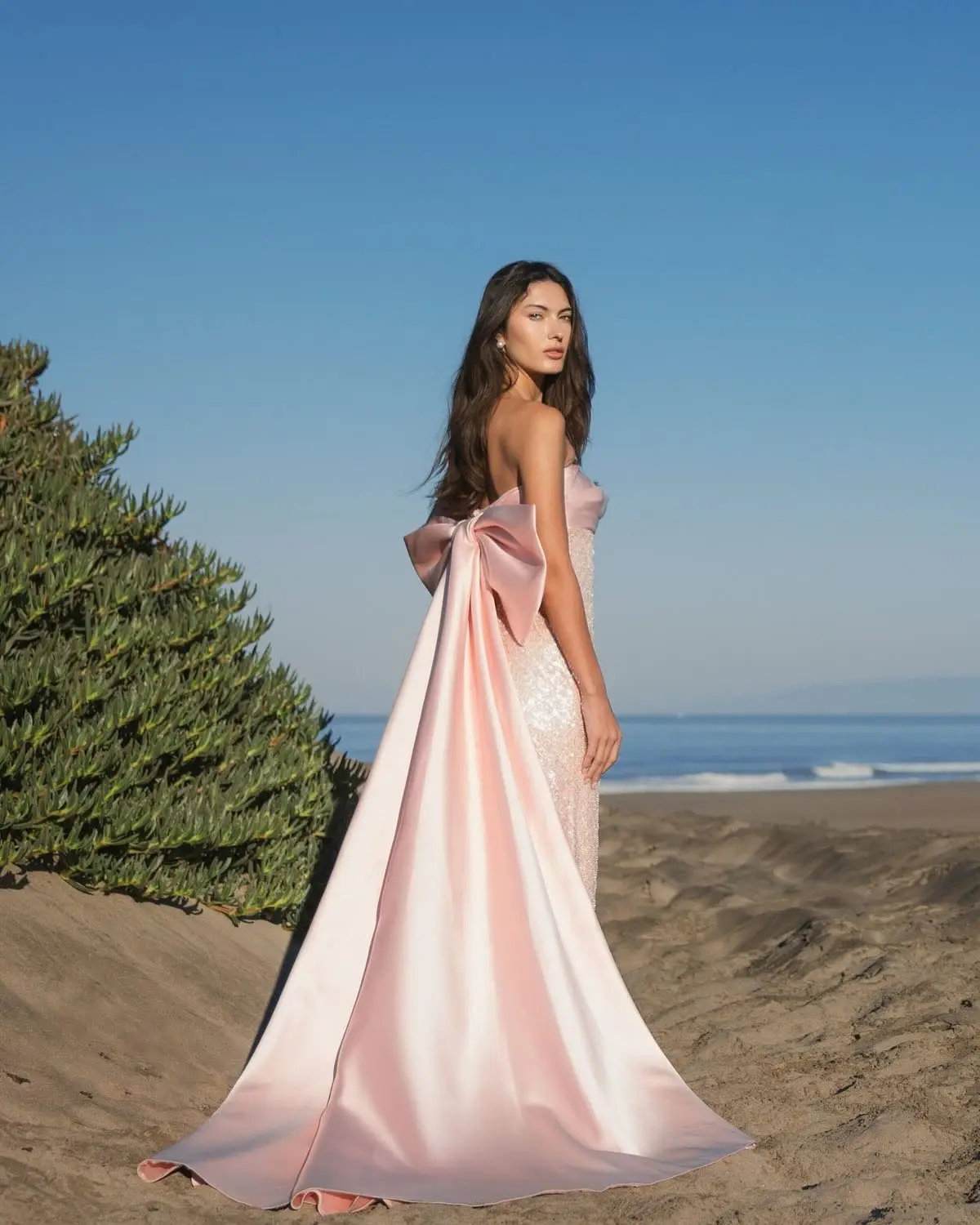 Meetlove Strapless สีชมพูซาตินเลื่อมชุดชื่อเสียงที่กําหนดเอง Sheath ความยาวชั้นที่ถอดออกได้รถไฟโบว์ Quinceanera ชุด