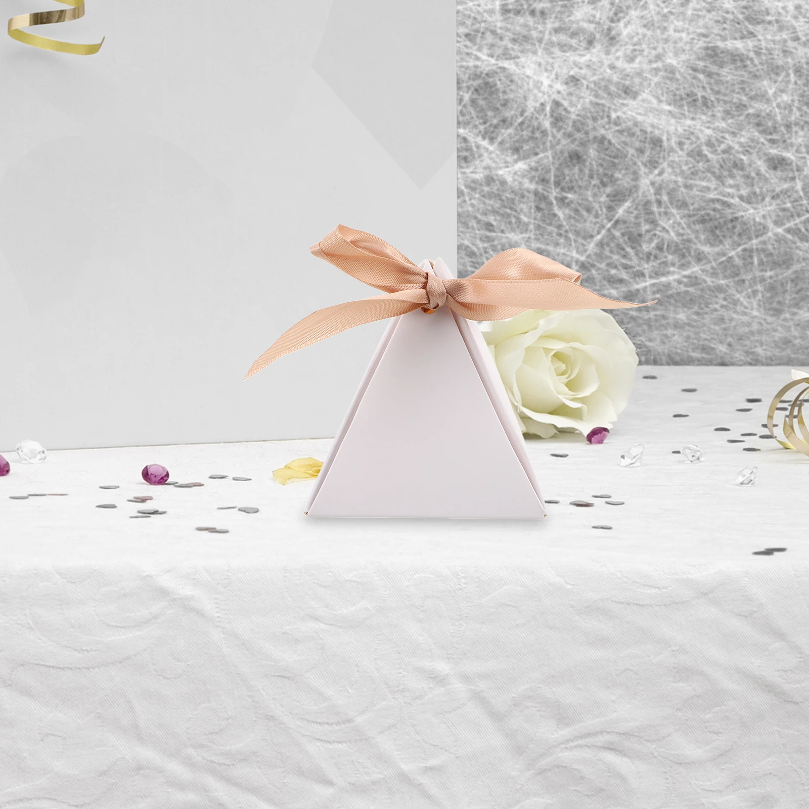

25pc Wedding Candy Triangle Paper Favor Boxes for Valentine's Day Birthday Party Decoration White Small Packaging Container