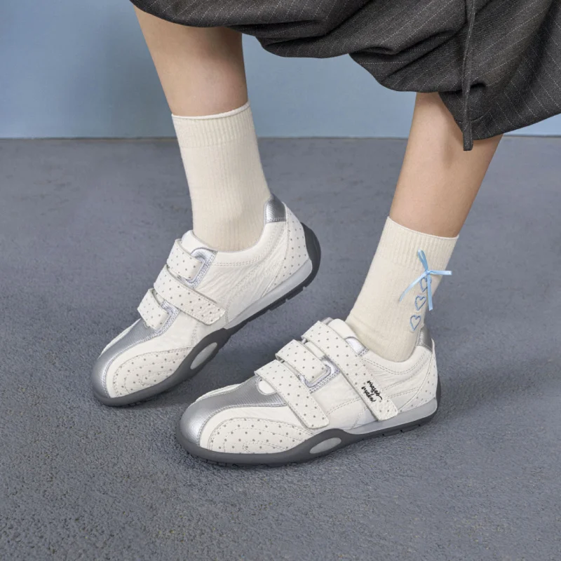 2025 أحذية رياضية شبكية كلاسيكية للنساء قابلة للتنفس ونعل ناعم للأب أحذية تدريب غير رسمية مريحة للنساء