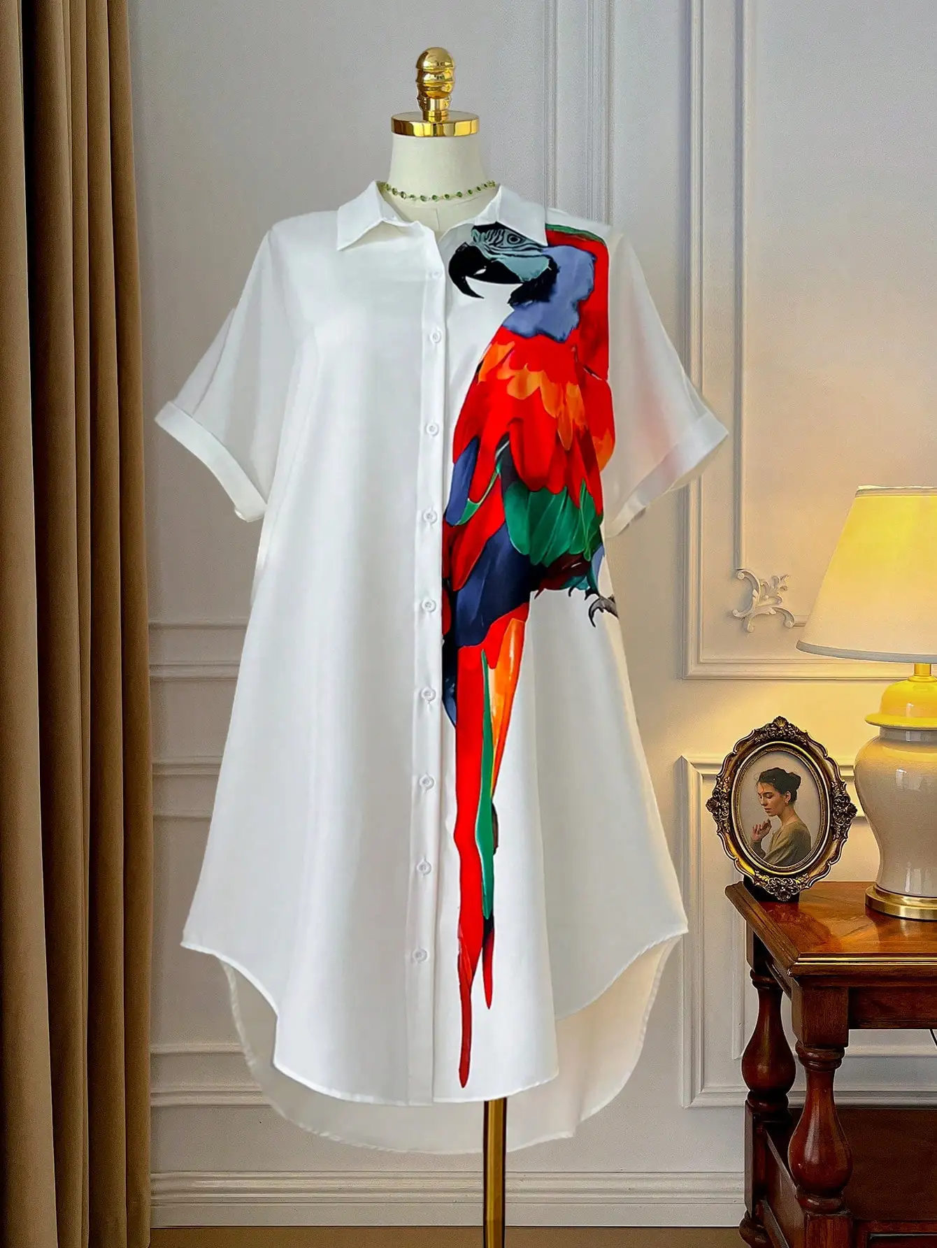 

Женское белое платье-рубашка на пуговицах с ярким принтом попугаев, рукавами «летучая мышь», свободного кроя