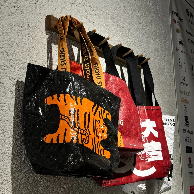 Contrasting Tiger Print Shopping Tote Bag Waterproof Laminated Woven Storage Bag Large Capacity Open Environmentally Handbag New