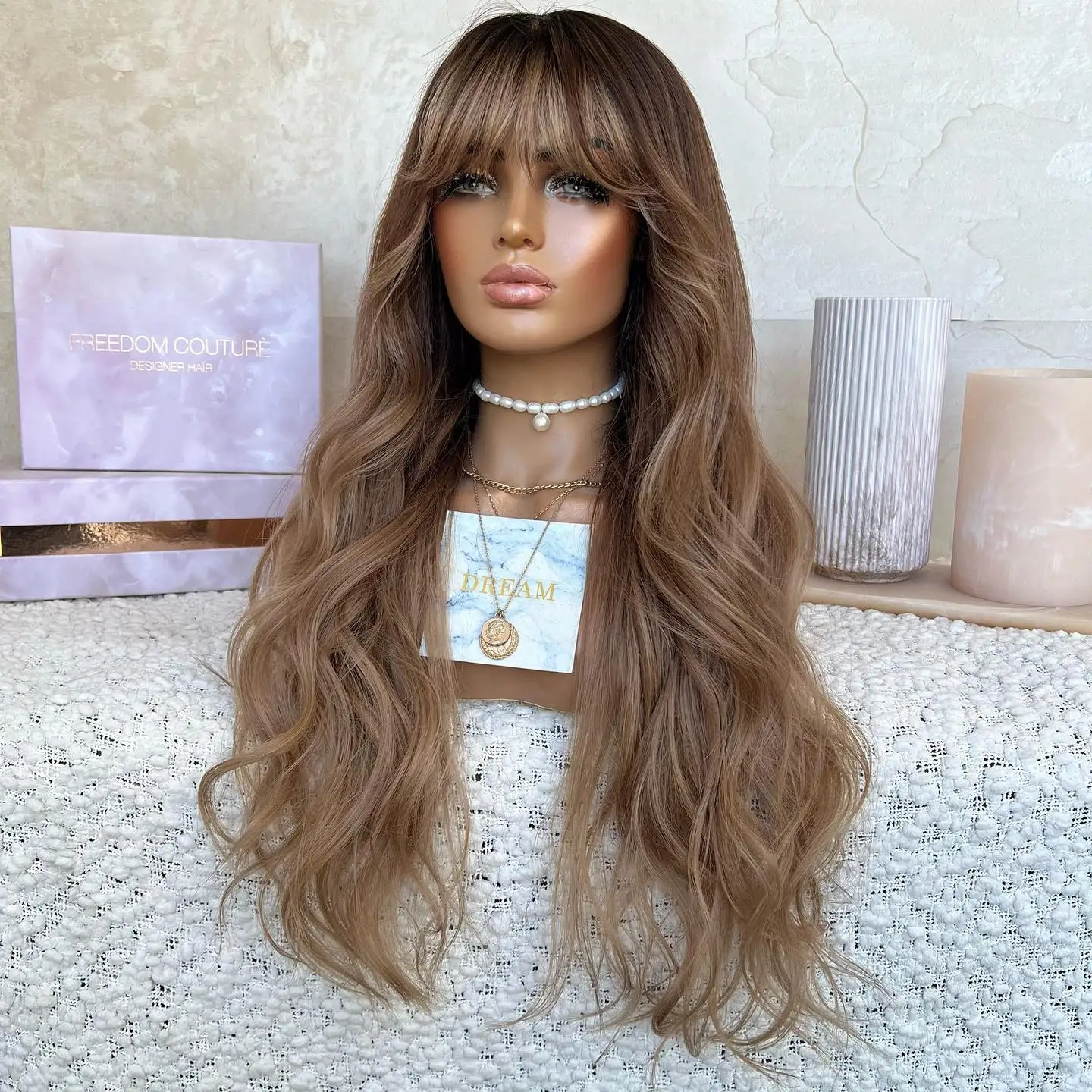 

Ombre Blonde Синтетический кружевной парик с челкой Объемная волна Косплей парик для женщин Термостойкое волокно Реалистичный и натуральный