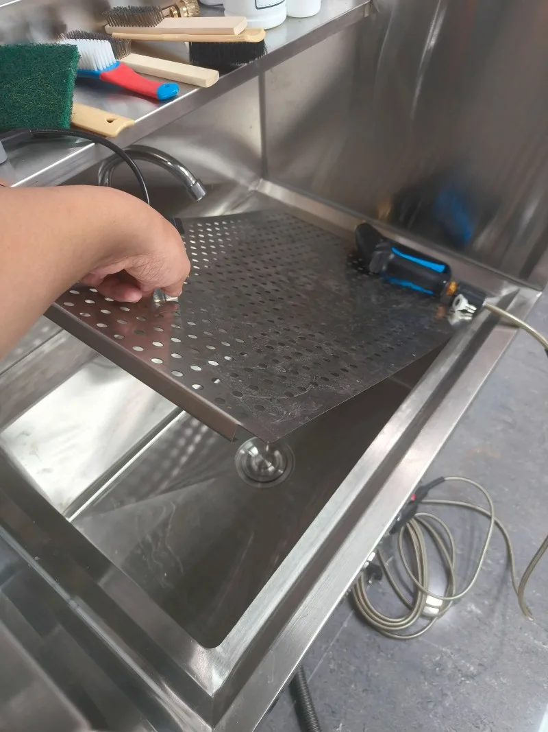 Stainless steel operating table for shoe washing with perforated mesh plate and dual-purpose water tank