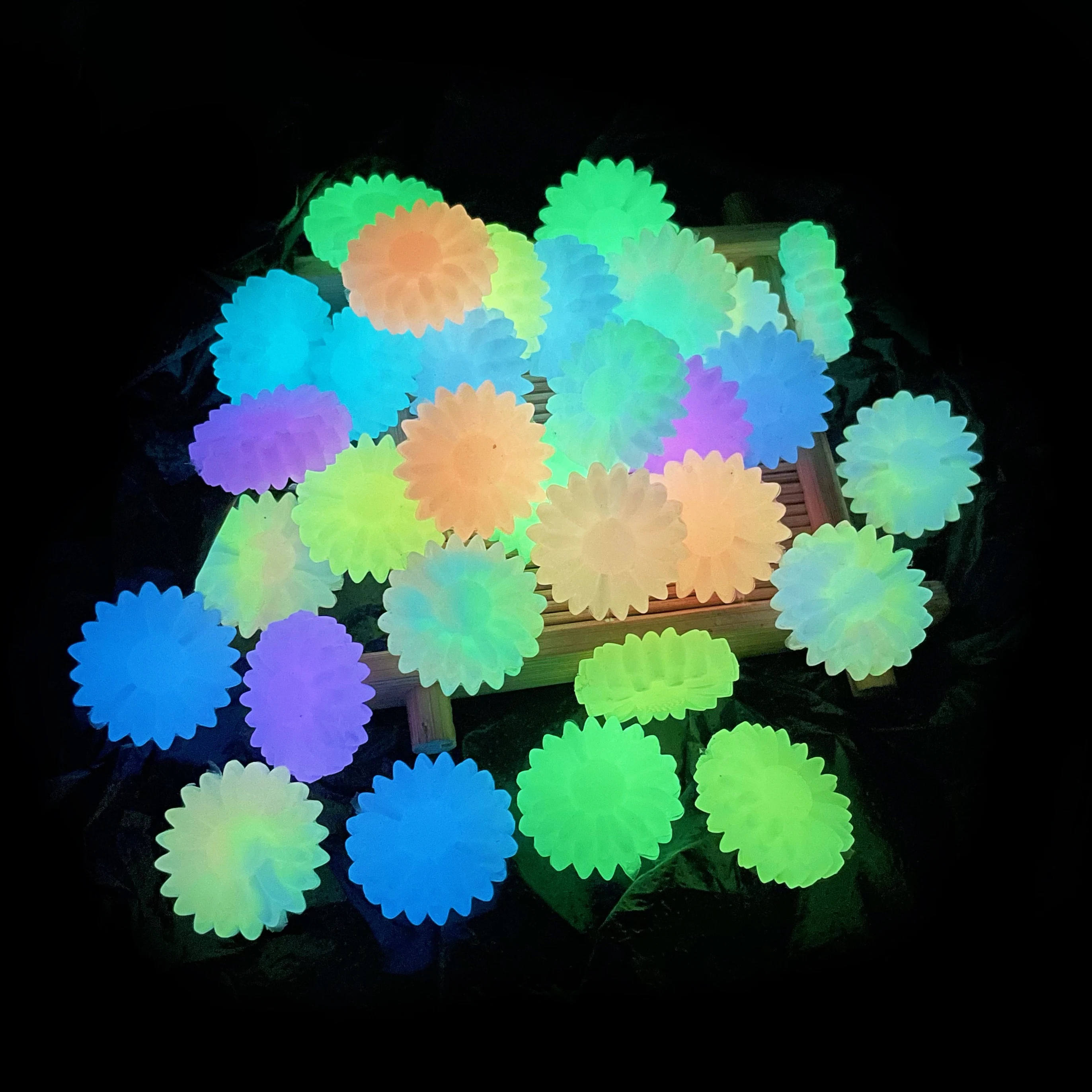 100Pcs Luminous Daisy Silicone Beads 22MM Glow In The Dark Fishing Loose Sunflower Baby Teether For Jewelry Marking DIY Necklace