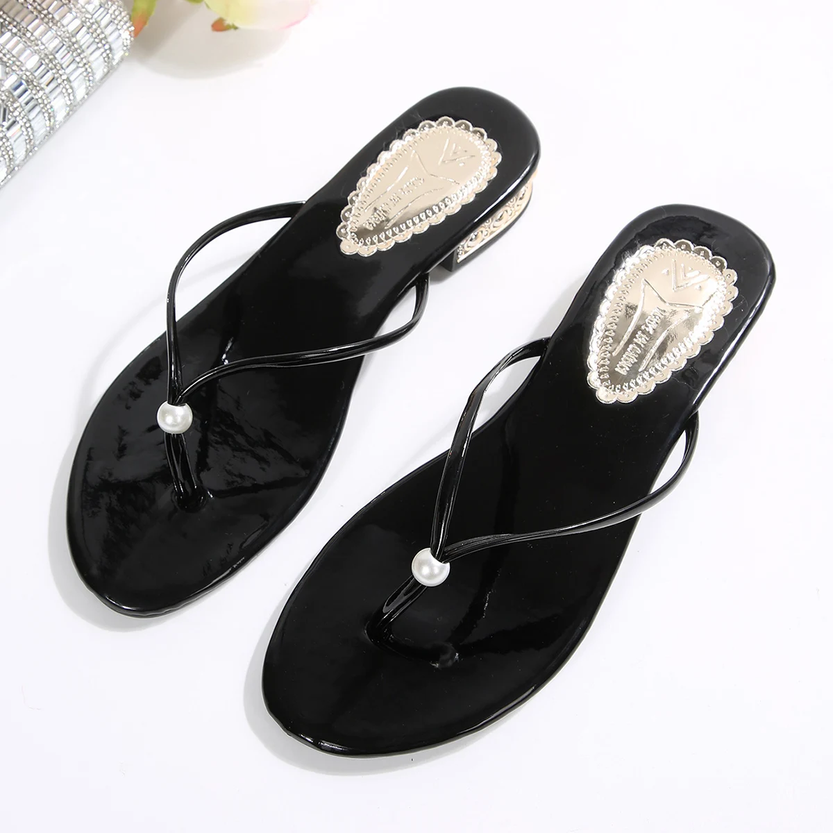 

Летние модные универсальные повседневные удобные женские тапочки-стринги на низком каблуке с круглым носком, украшенные жемчугом
