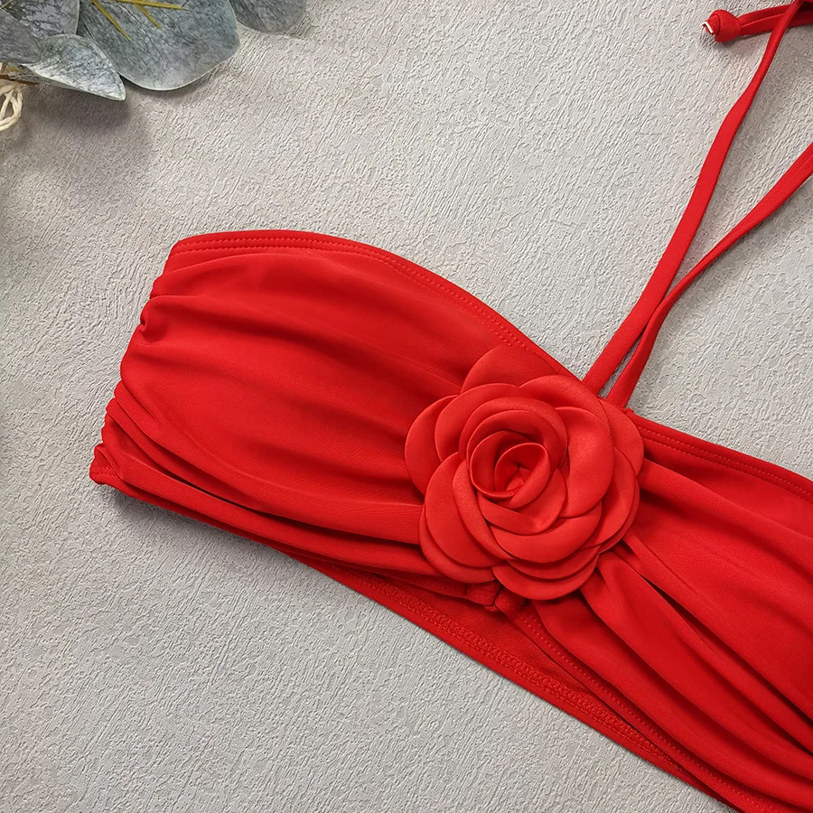 Conjuntos de Bikinis de flores 3D de color rojo liso, traje de baño de 3 piezas, faldas para cubrir, traje de baño Sexy para mujer, ropa de playa 20225, Bikini con cuello Halter para mujer