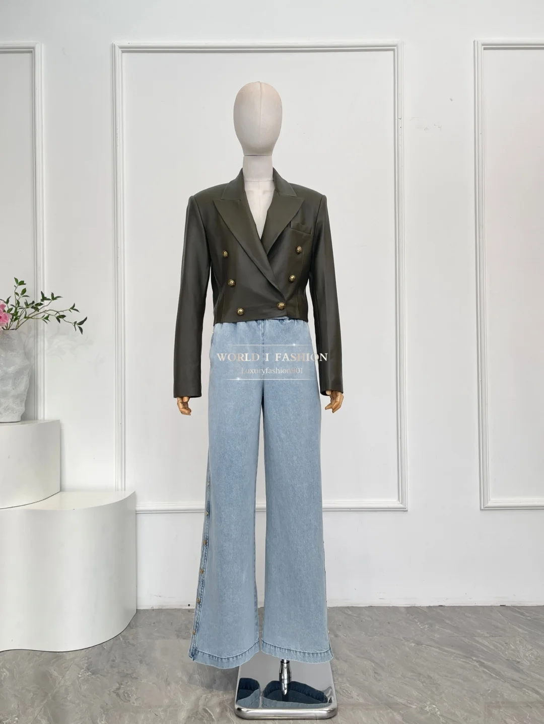 

Темно-синие джинсовые брюки и кожаная куртка темно-зеленого цвета, высокое качество