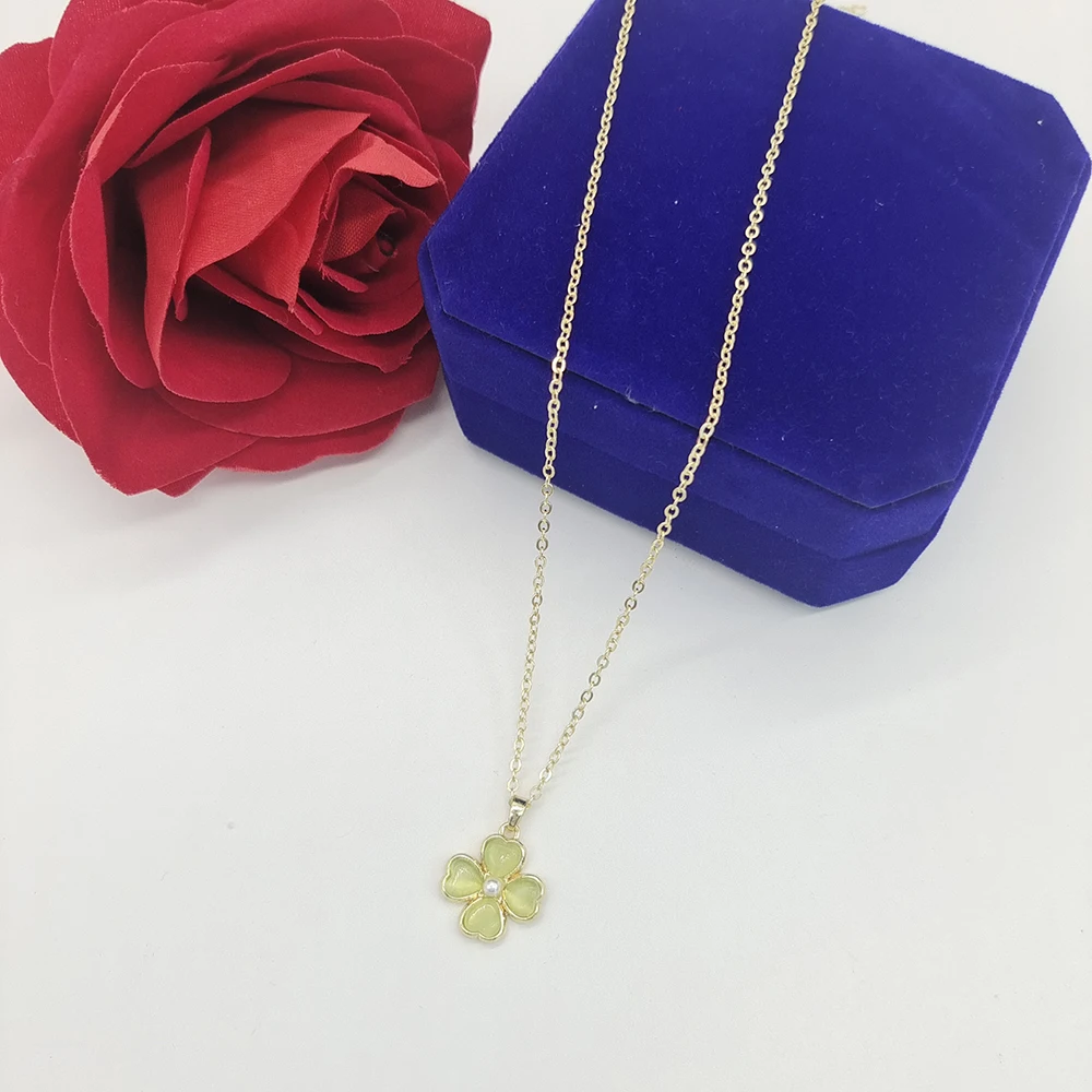 Fashion Pendant Necklace Crystal Setting Four Leaf Clover Shaped Gold Color Preserving Plated Women Girls Perfect Gift