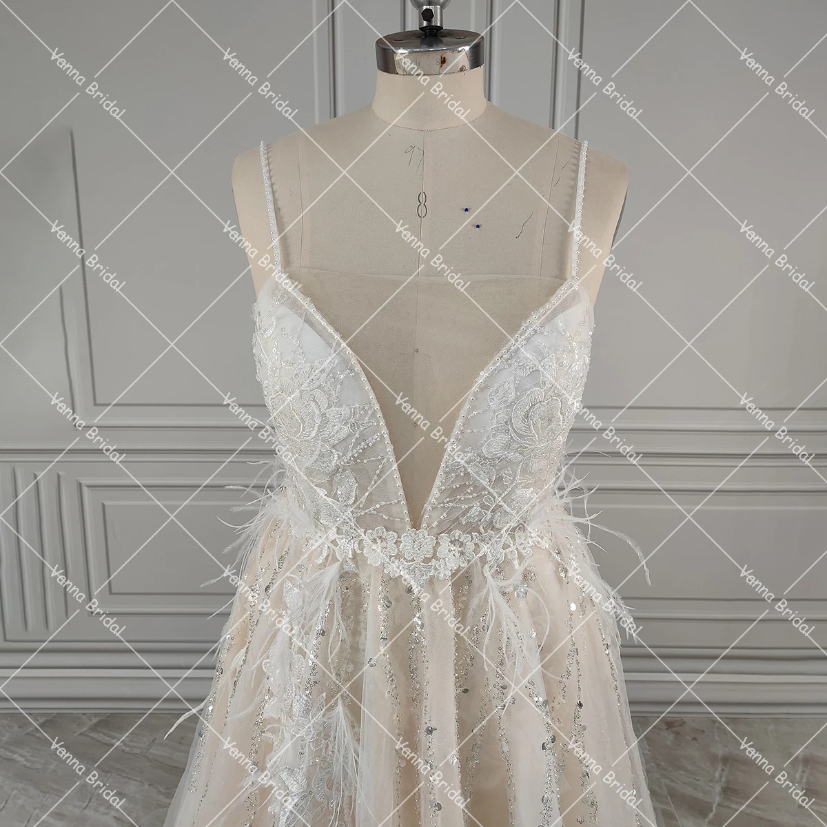 Robe de Mariée Luxueuse Exquise en Maille, Bretelles Spaghetti, Perles, Dentelle, Plumes, Fente Haute, Dos Ouvert, Coupe Basse Profonde, pour Patients