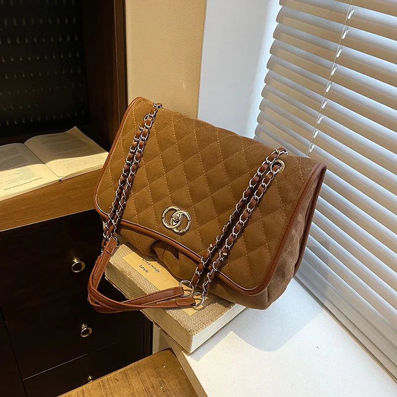 حقيبة بغطاء قلاب معالجة لعام 2025، محفظة كروس قابلة للتحويل تحت الإبط للنساء، يوم من الجلد النباتي المزخرف