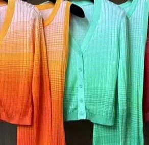 Zweiteiliger Damen-Anzug mit Farbverlauf, ärmelloses, schmal geschnittenes Strickkleid oder langärmelige, elegante Strickjacke