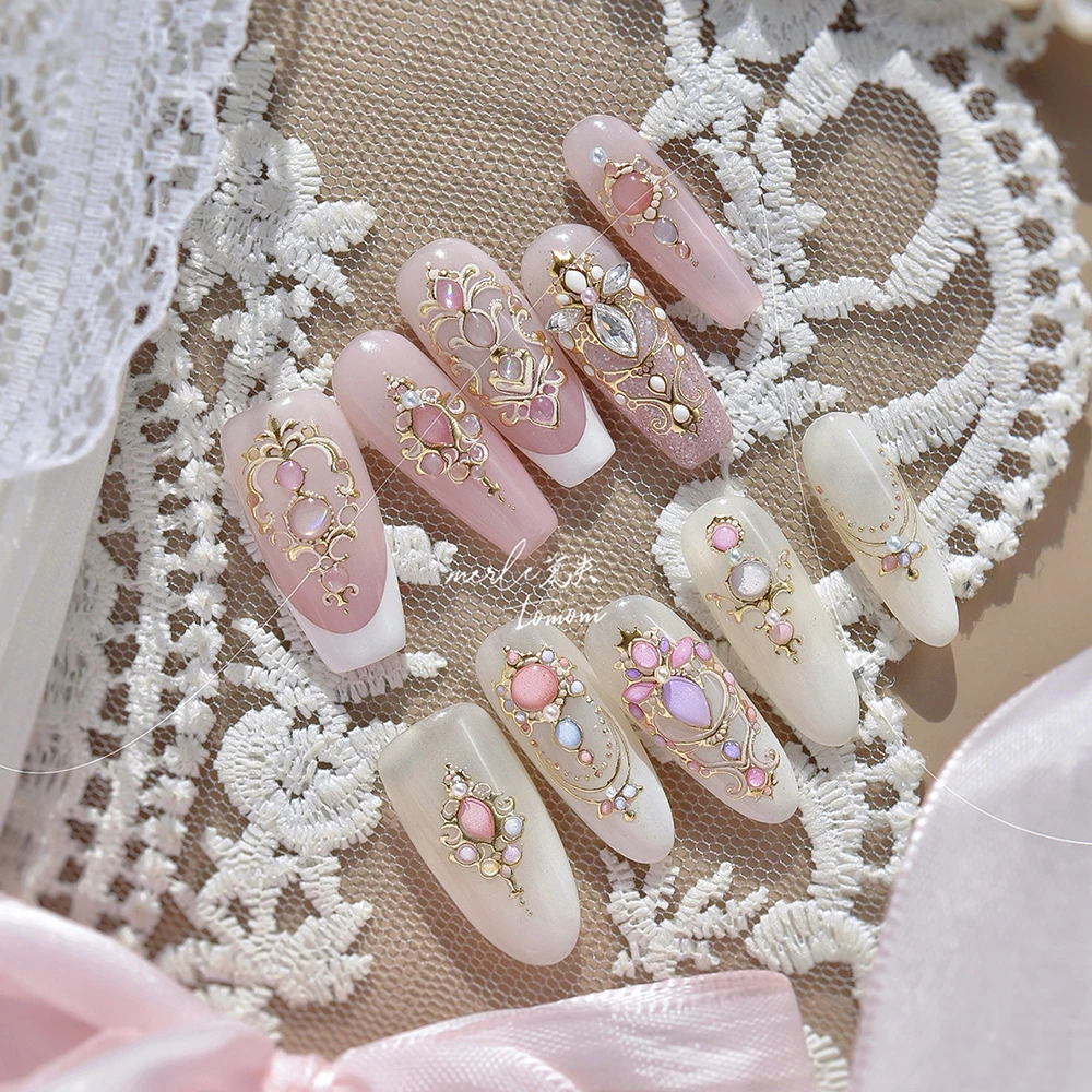 ピンクジェムズ 5D ネイルアートステッカー エンボス加工ゴールドネイルアートステッカーデカール 高級ラインストーン付き メイスデザイン 自己粘着スライダー