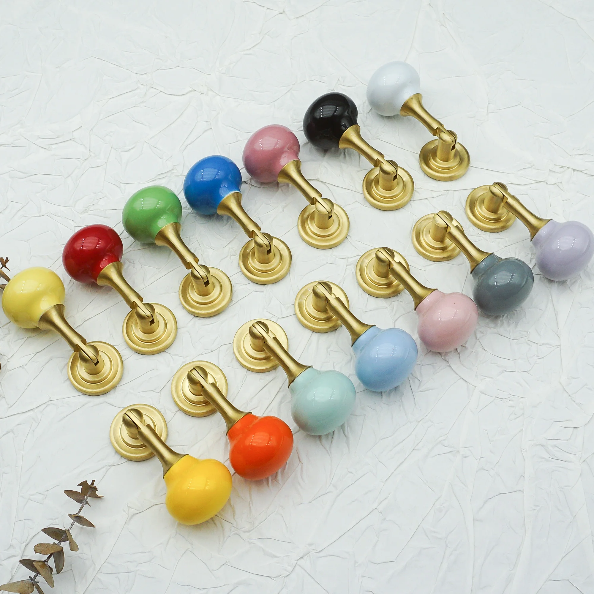 Furniture Hardware Drop Pulls - เซรามิคตู้จับทองเหลืองลิ้นชักดึงตกแต่งบ้านที่มีสีสันตู้เสื้อผ้าสําหรับเด็กโมเดิร์นเฟอร์นิเจอร์ฮาร์ดแวร์