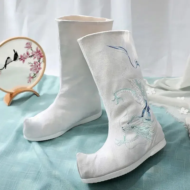 2025 Sapone cinese Hanfu Nero Bianco Tacchi piatti Stivali a punta Scarpe lunghe per donna Uomo Vintage ricamato yi;4