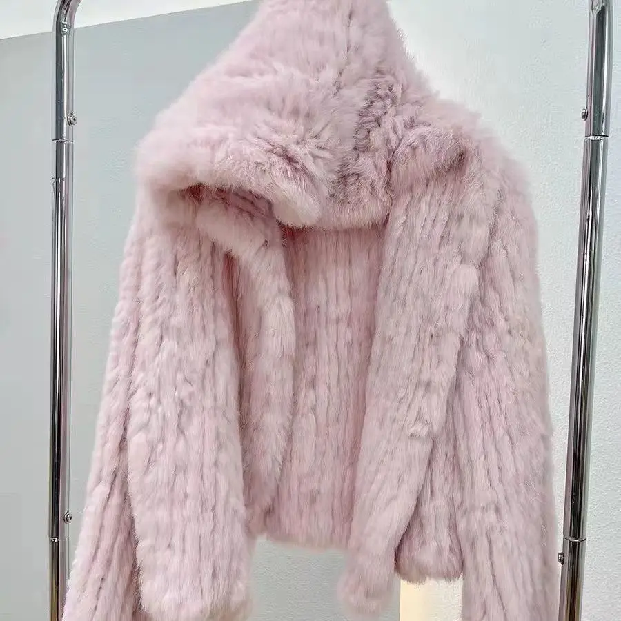 De nieuwe herfst- en winterstijl van gecodeerde dubbelzijdige geweven capuchon Koreaanse stijl korte konijnenbont losse bontjas is jeugdig