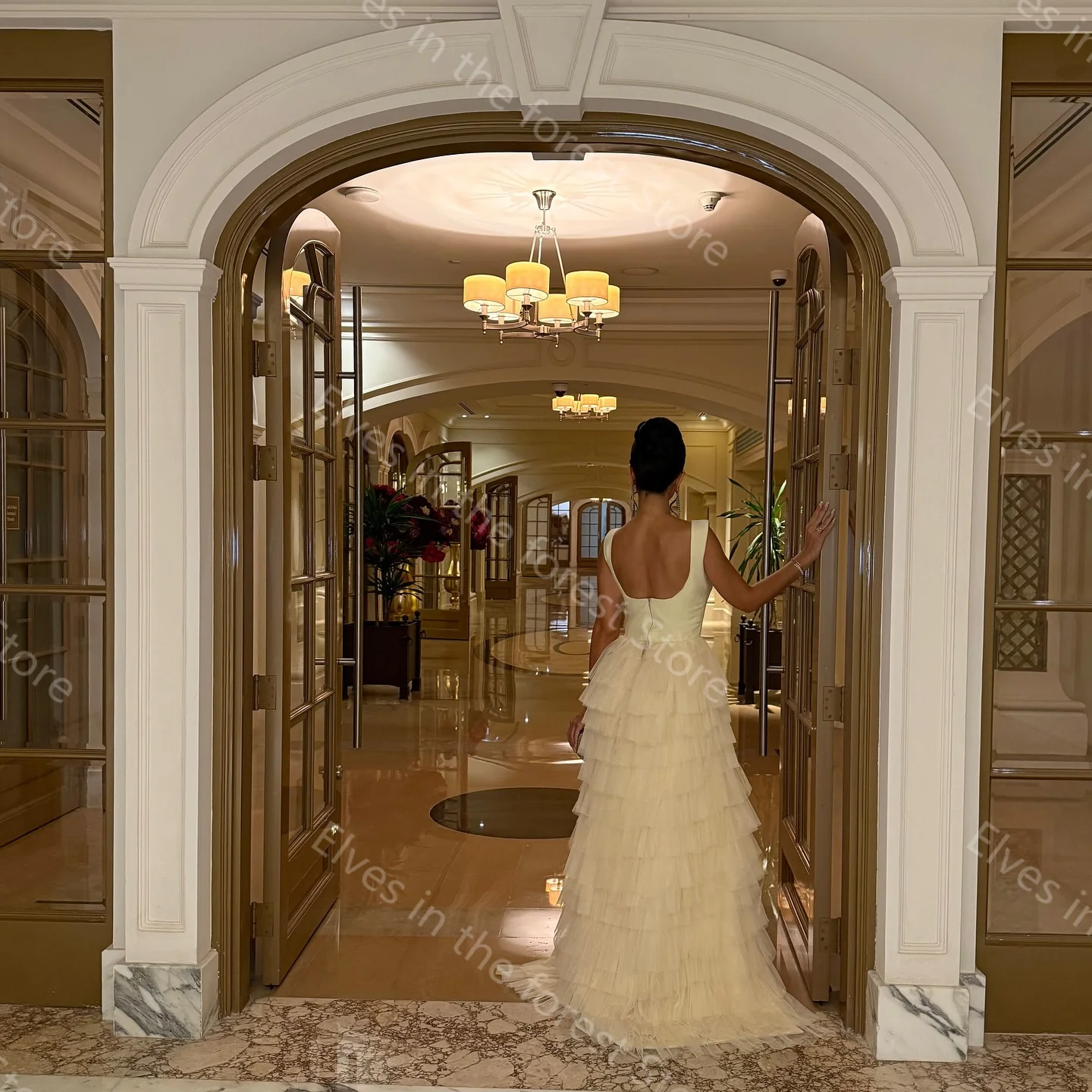 Elegant สีเหลืองชุดราตรีฉัตร Ruffles แขนกุดซาตินชุดราตรีพร้อมรถไฟกวาดที่กําหนดเองอย่างเป็นทางการ Party Guest Gowns