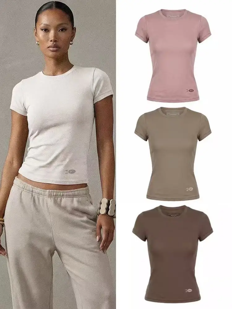 Camiseta de manga corta deportiva casual de estilo minimalista americano para chicas, de cuello redondo ajustado, color tabaco