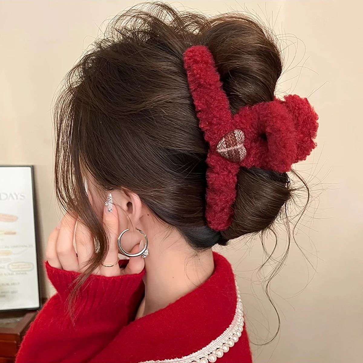 1pc Jepit Rambut Besar Motif Kotak-kotak Hati Domba Bahan Plush untuk Musim Gugur/Dingin, Jepit Model Hiu untuk Bagian Belakang Kepala, Aksesoris Rambut Terbaru 2025