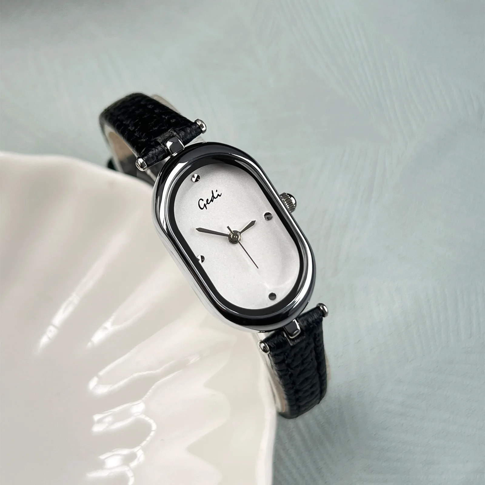 

2026 Popular Watch Women French Retro Elliptical Watch Ins Style Exquisite Simple Waterproof Ladies Fashion Quartz Wristwatches