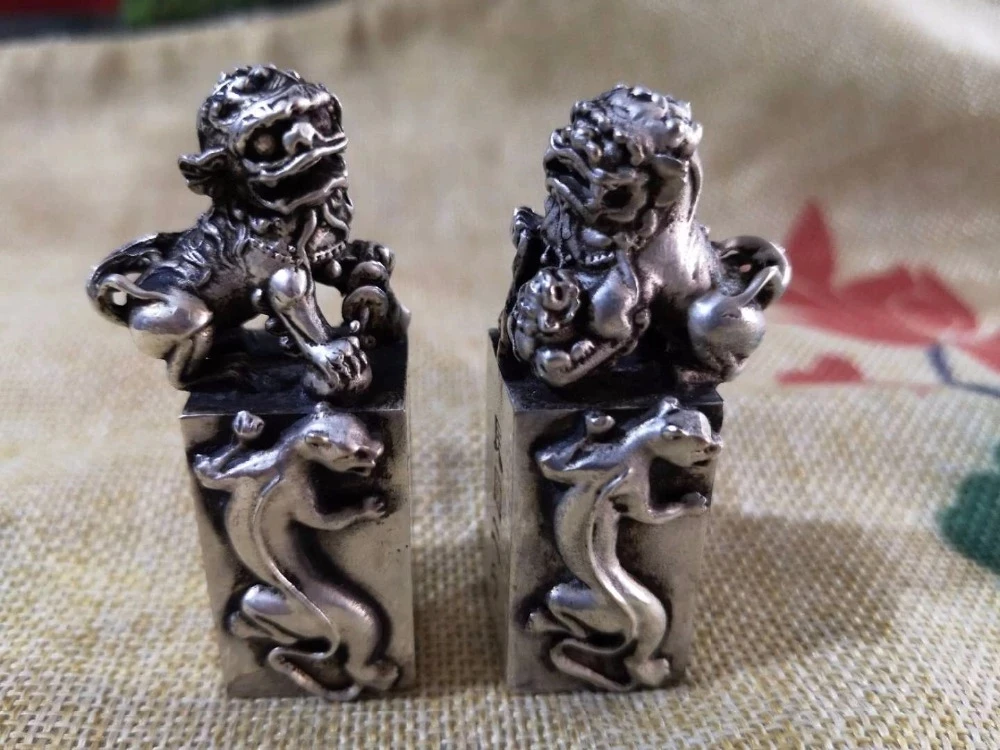 Antique new product, a lion sculpture and seal handicraft for two years in the Republic of China