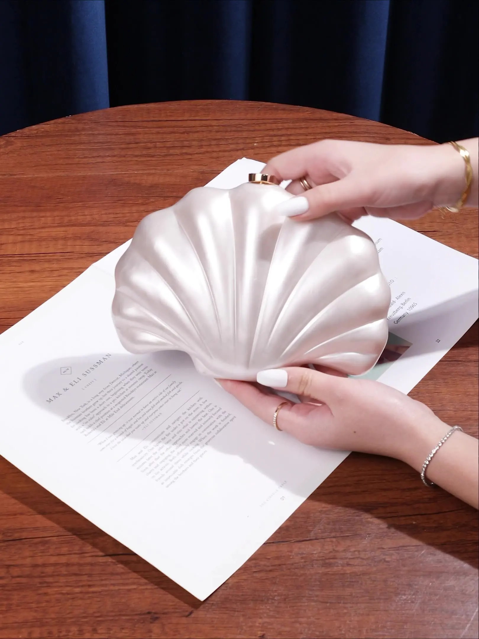 

2025 г., женская новая европейская и американская диагональная сумка на одно плечо, акриловая сумка в форме ракушки, модная свадебная банкетная рука