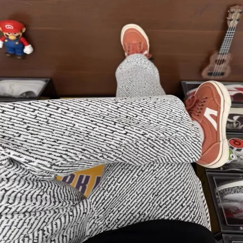 Męskie spodnie w retro paski, popularne na wiosnę i lato, emanujące luksusowym wyglądem i o wyrafinowanym, męskim stylu. Luźne s