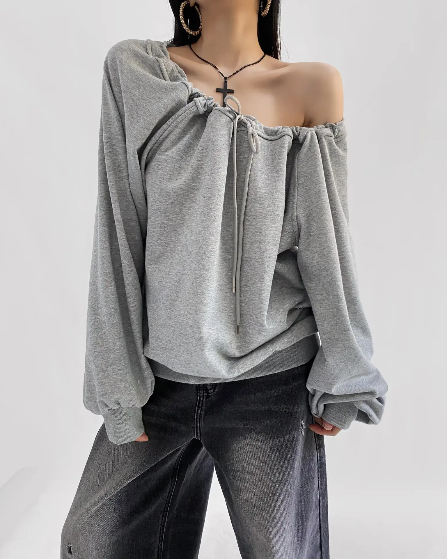 Sudadera con capucha de manga larga con cordón y hombros descubiertos para mujer, Top holgado de moda de otoño con diseño de chica picante