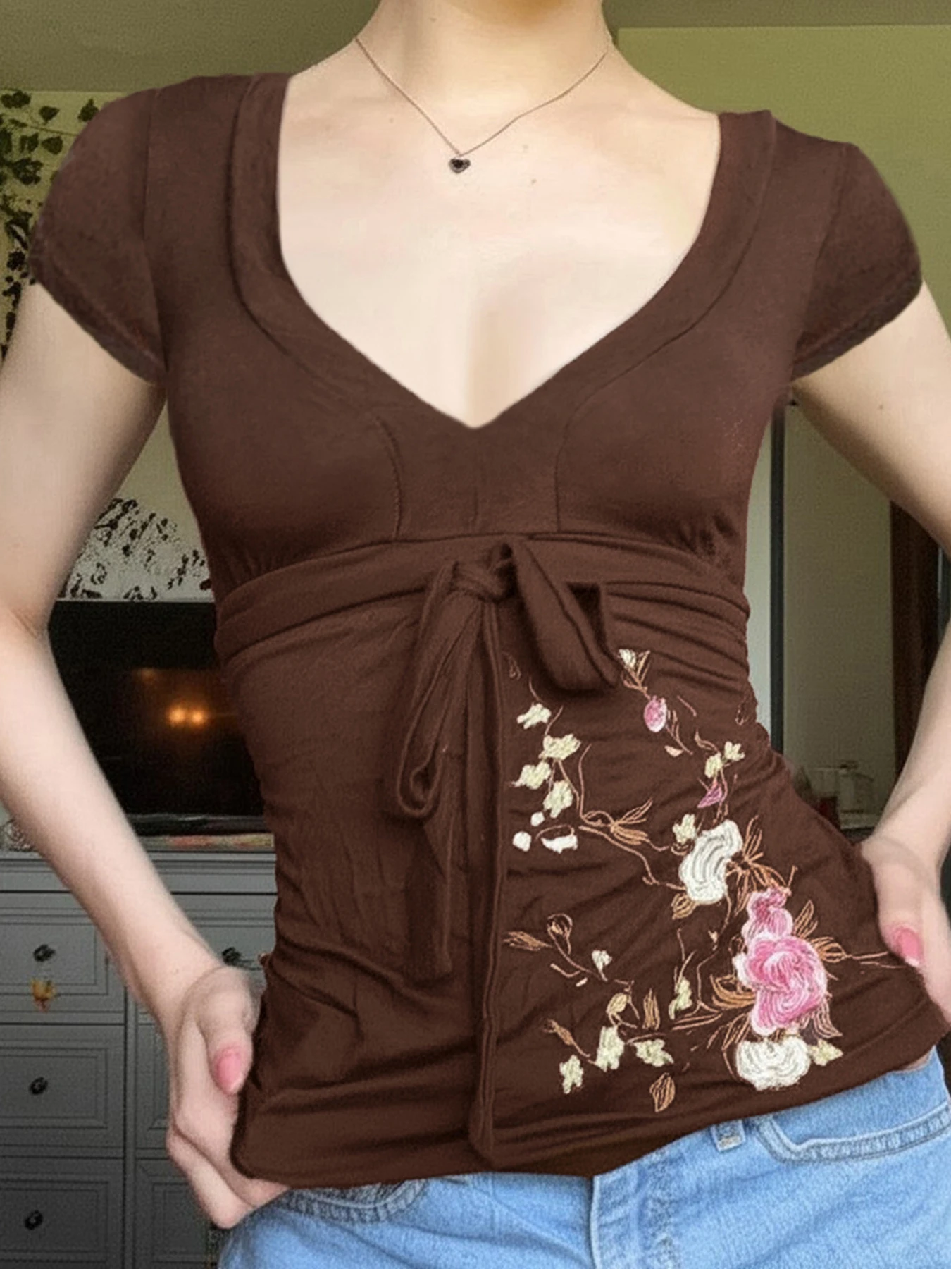 SUCHCUTE Retro-T-Shirt mit Blumenstickerei für Damen, V-Ausschnitt, kurzärmeliges Oberteil, Sommer, All-Match-Freizeitkleidung, Y2K, koreanische T-Shirts, Harajuku – Detail 15