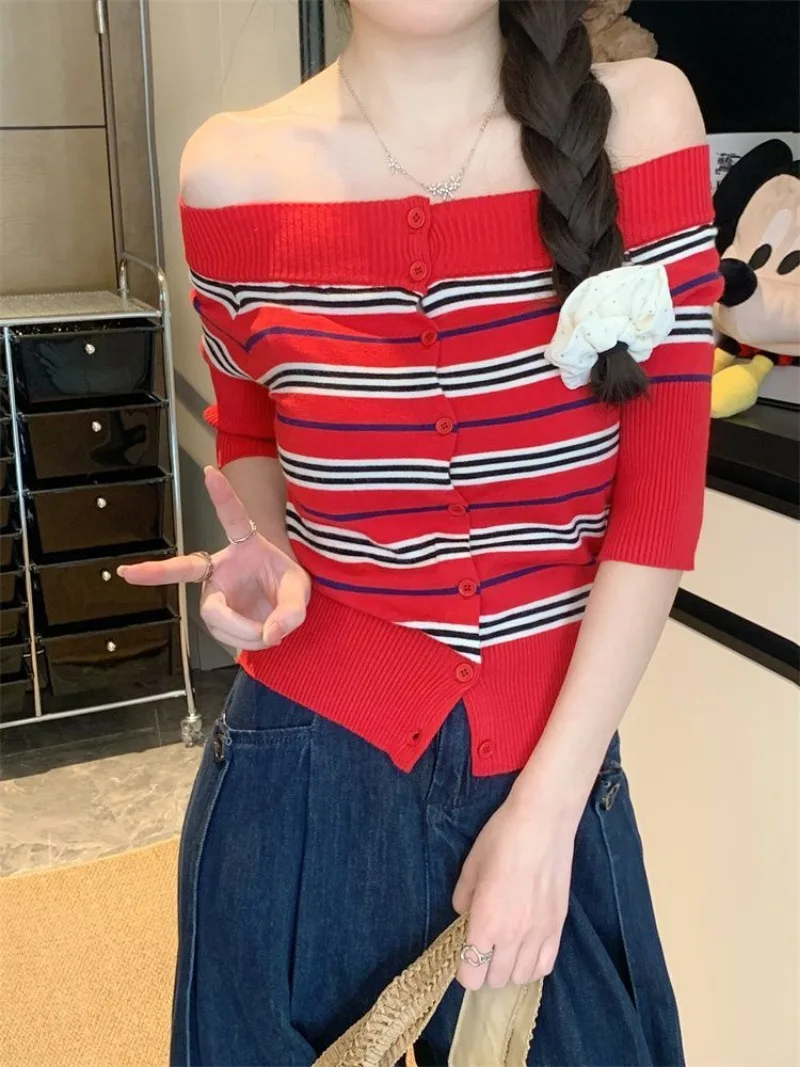 Camiseta corta de punto con hombros descubiertos para mujer, prenda de punto Sexy de estilo coreano, prendas de punto de rayas rojas, manga larga, hombros abiertos, 2025