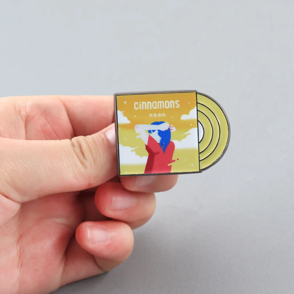 Noon Vintage Vinyl-Schallplatten-Emaille-Brosche Golden Sky Blue-Haired Girl Abzeichen Mode-Reversnadel Retro-Musik-Thema Accessoire Fan-Geschenk – Detail 9
