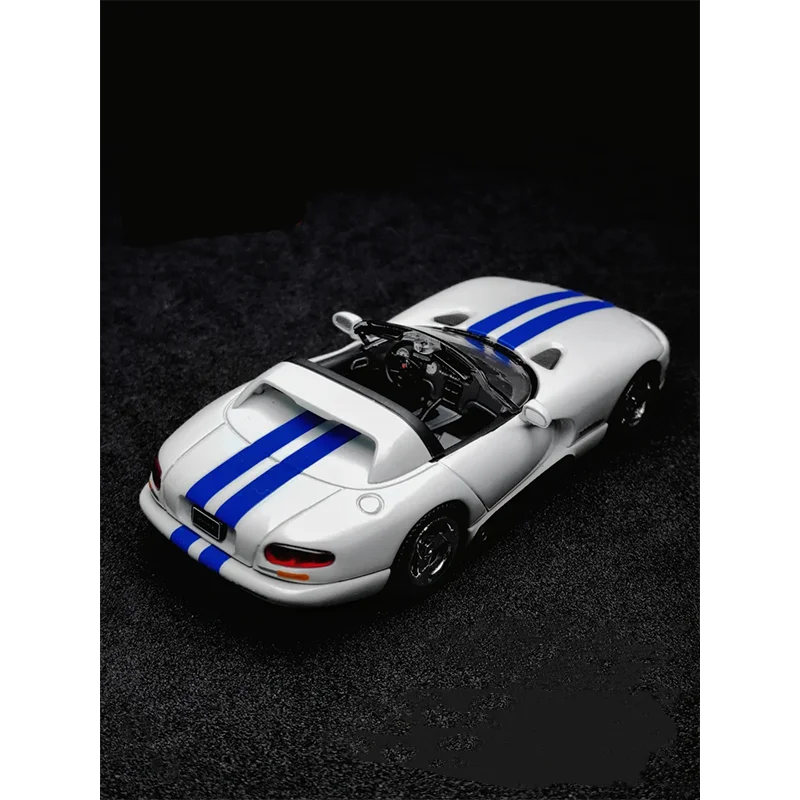 GFCC 1:64 1993 دودج فايبر كوبيه رودستر لعبة معدنيّة تحصيل نموذج سيارة لعيد الميلاد APA 2025 معرض طبعة محدودة