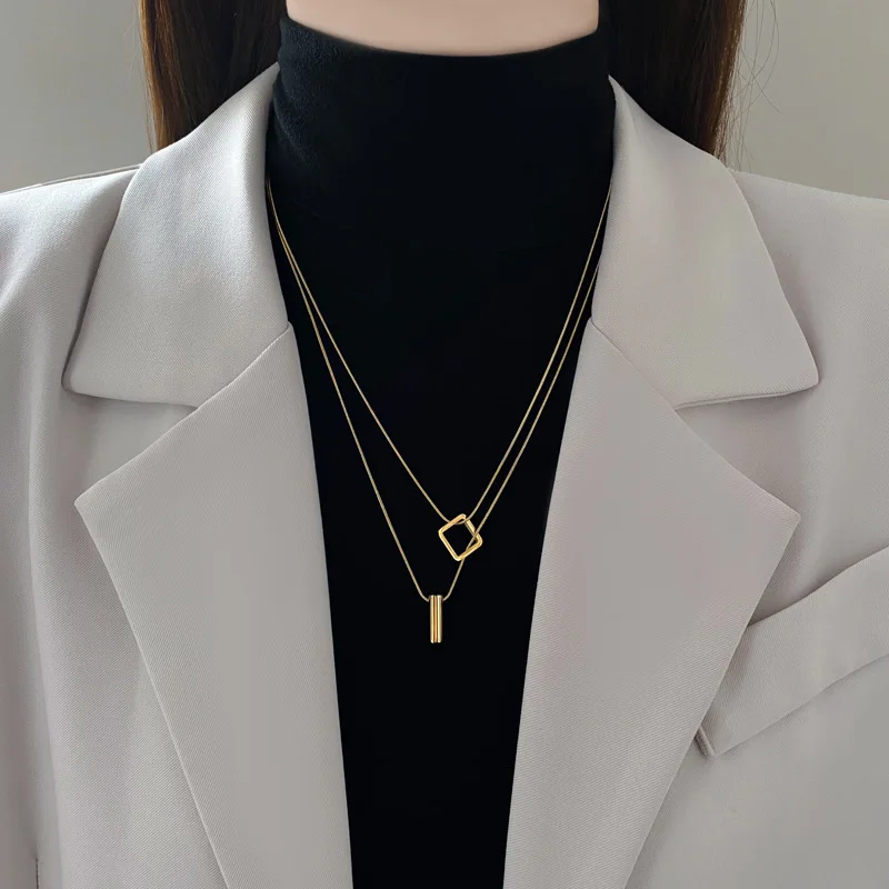 Collar de acero de titanio de doble capa para mujer, cadena para suéter, diseño geométrico que no se desvanece, accesorio de cadena de clavícula de lujo