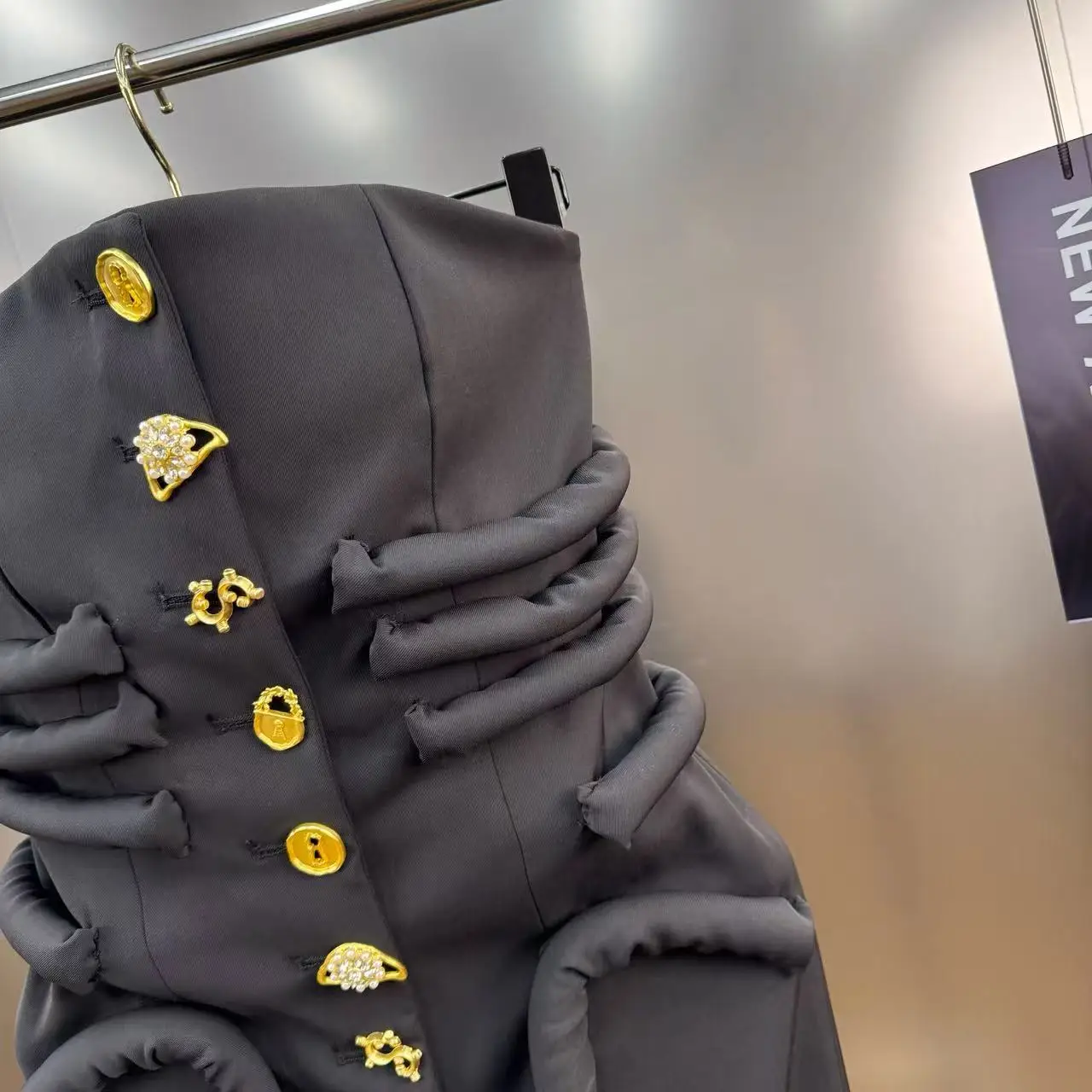 2025年冬新作 フレンチニッチデザイン プリーツロングドレス ウエストシェイプ ヘビーボタン ストラップレスドレス パーティードレス レディース