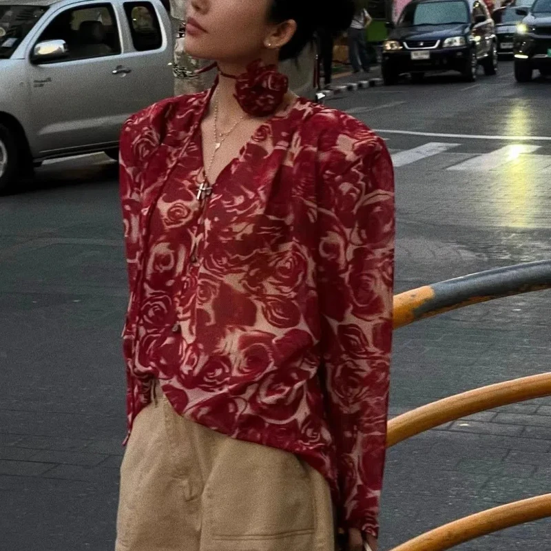 

Оригинальная летняя новинка 2026 года: Французская ретро-рубашка с V-образным вырезом, принтом красных роз и цветочным декором на воротнике JJ8