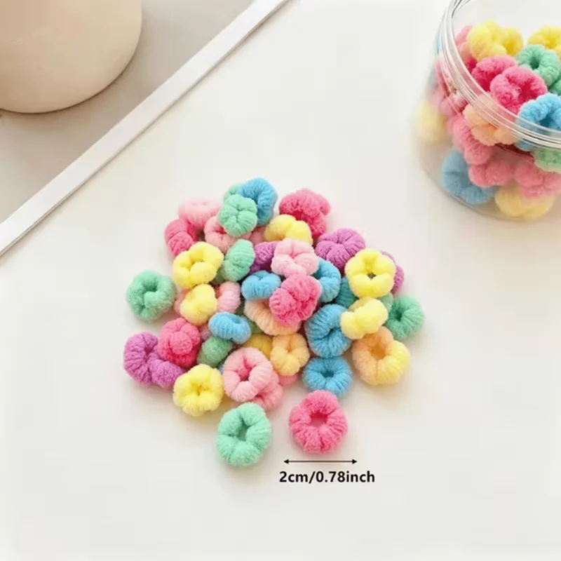 100 Stück Mini-Plüsch-Haargummis, geeignet für Welpen und Kätzchen. Bunte, superweiche und dehnbare Tierhaarschnur – Detail 5