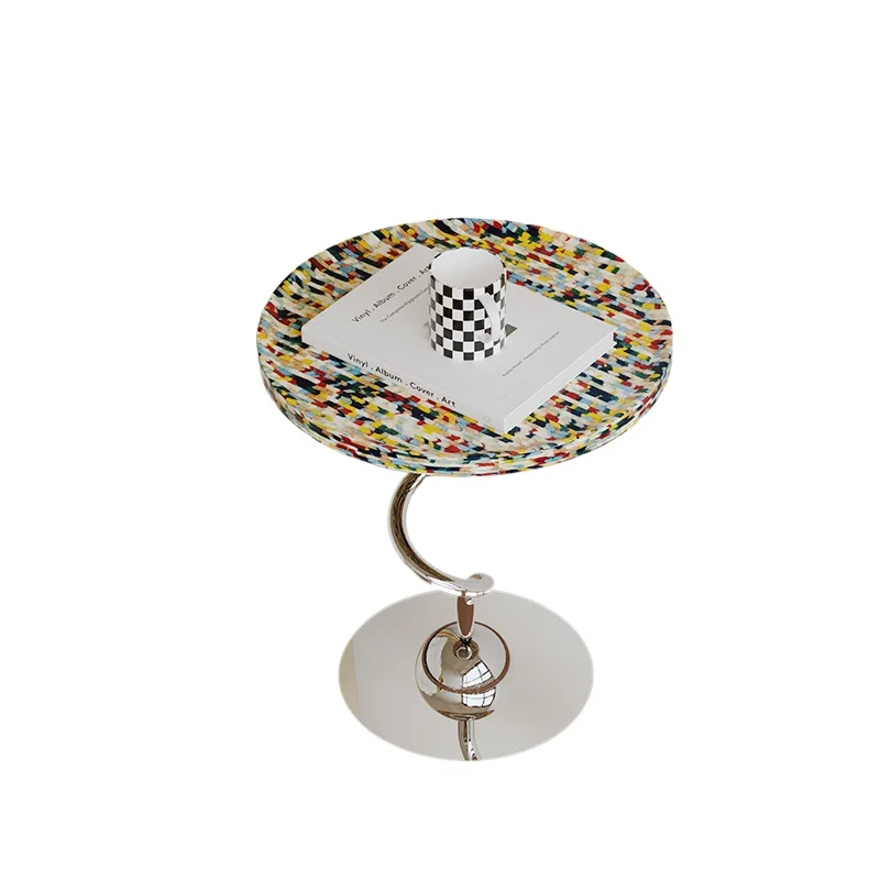 جانب الأريكة الإبداعية عدد قليل من طاولات القهوة الصغيرة المستديرة البسيطة بجانب السرير وطاولة غرفة النوم مصممة ركن غرفة المعيشة وعدد قليل من الشرفات والقهوة #2