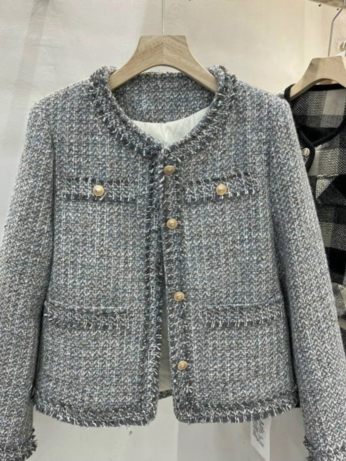 elegante-giacca-invernale-imbottita-grigia-da-donna-vestibilita-comoda-cappotto-corto-alla-moda-per-la-stagione-primaverile-2024