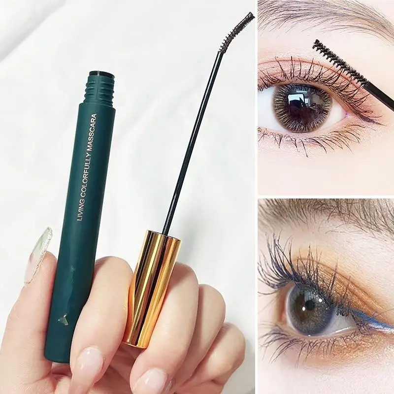 Smudge-proof mascara for a long-lasting, waterproof finish and a natural look