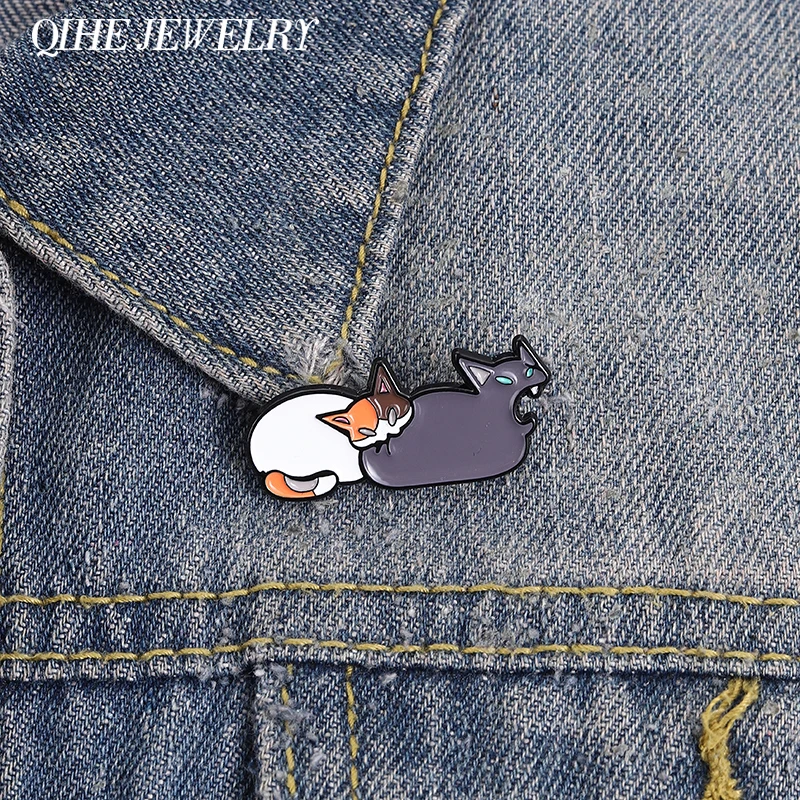 Wütende Katze beiert den Hintern der Katze Emaille-Pin Lustige Niedliche Zwei-Katzen-Brosche aus Legierung Rucksack-Anstecknadel Schmuck Valentinstag-Geschenke