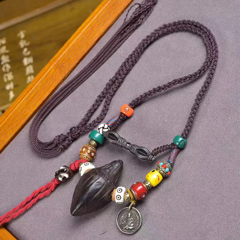collana-con-ciondolo-tibetano-nangla-tsakha-artefatto-culturale-accessorio-in-osso-e-agata-collana-con-corda-intrecciata-a-mano