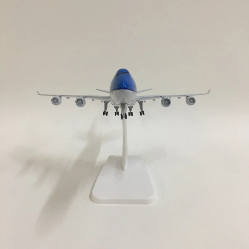 18CM 1:400 Scale Air KLM Airplane B777 Model with Base Landing Gear Alloy Aircraft Plane Display Toy Model Collection Souvenir