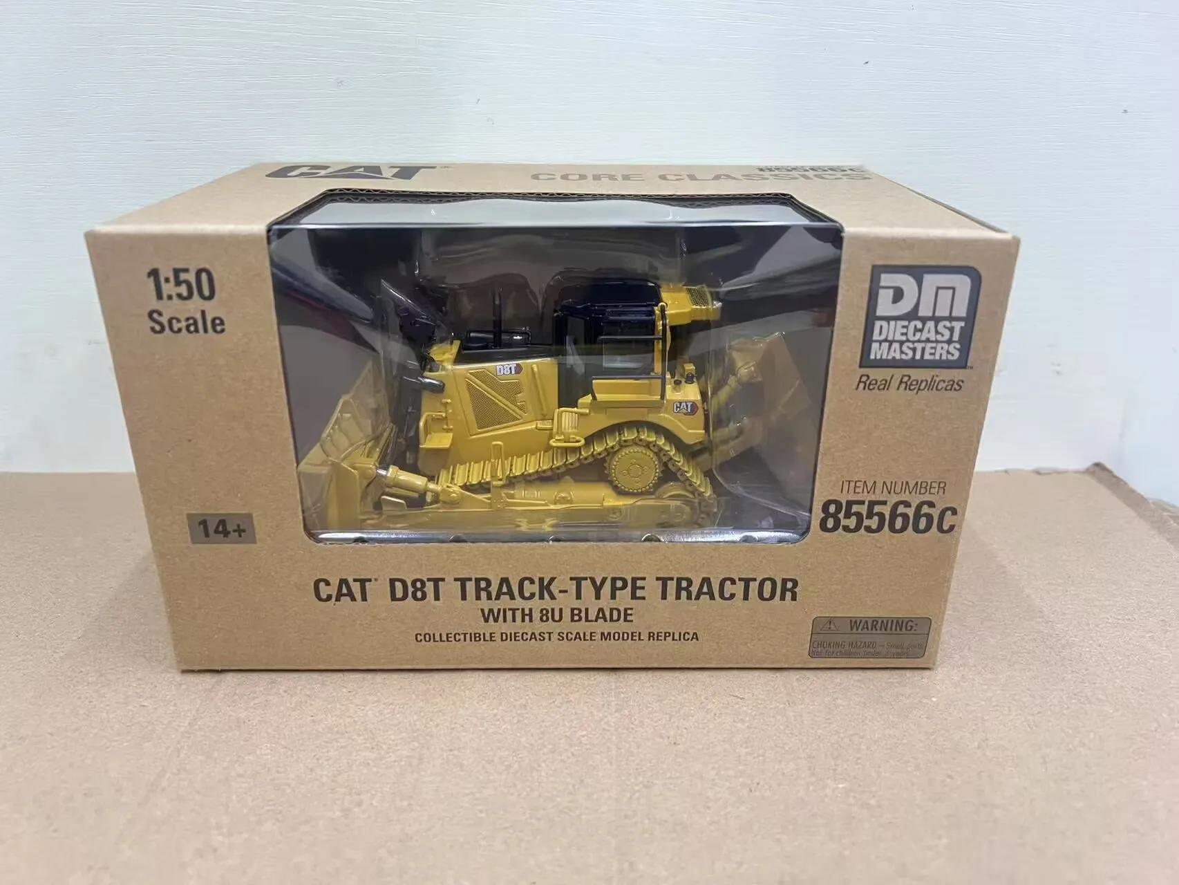 

D8T Track-Type Tractor Dozer 1:50 Scale DieCast DM85566C Construction Machinery Toy Scene Decoration Boy's Birthday Gift