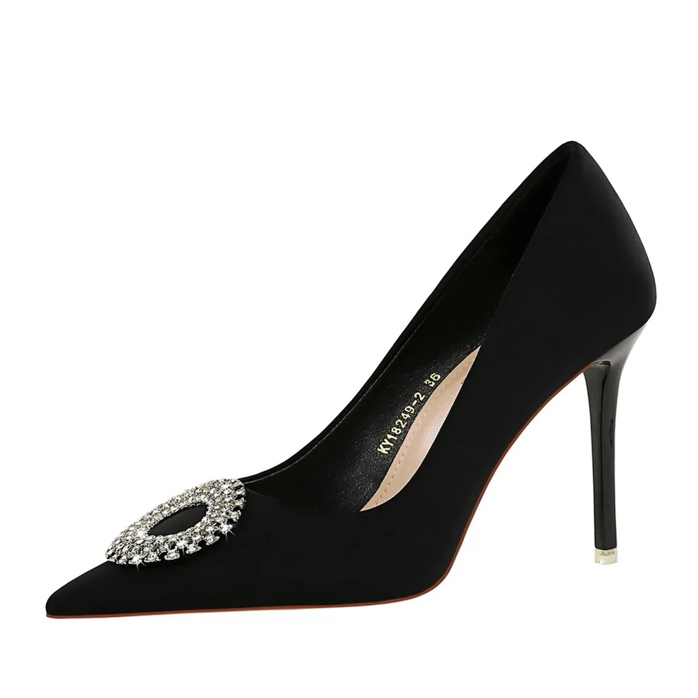 Sepatu Wanita Hak Tinggi Seksi Model Eropa Amerika Warna Solid Ujung Runcing Mulut Dangkal Satin Berhias Berlian Imitasi Sepatu Pesta Wanita Modis