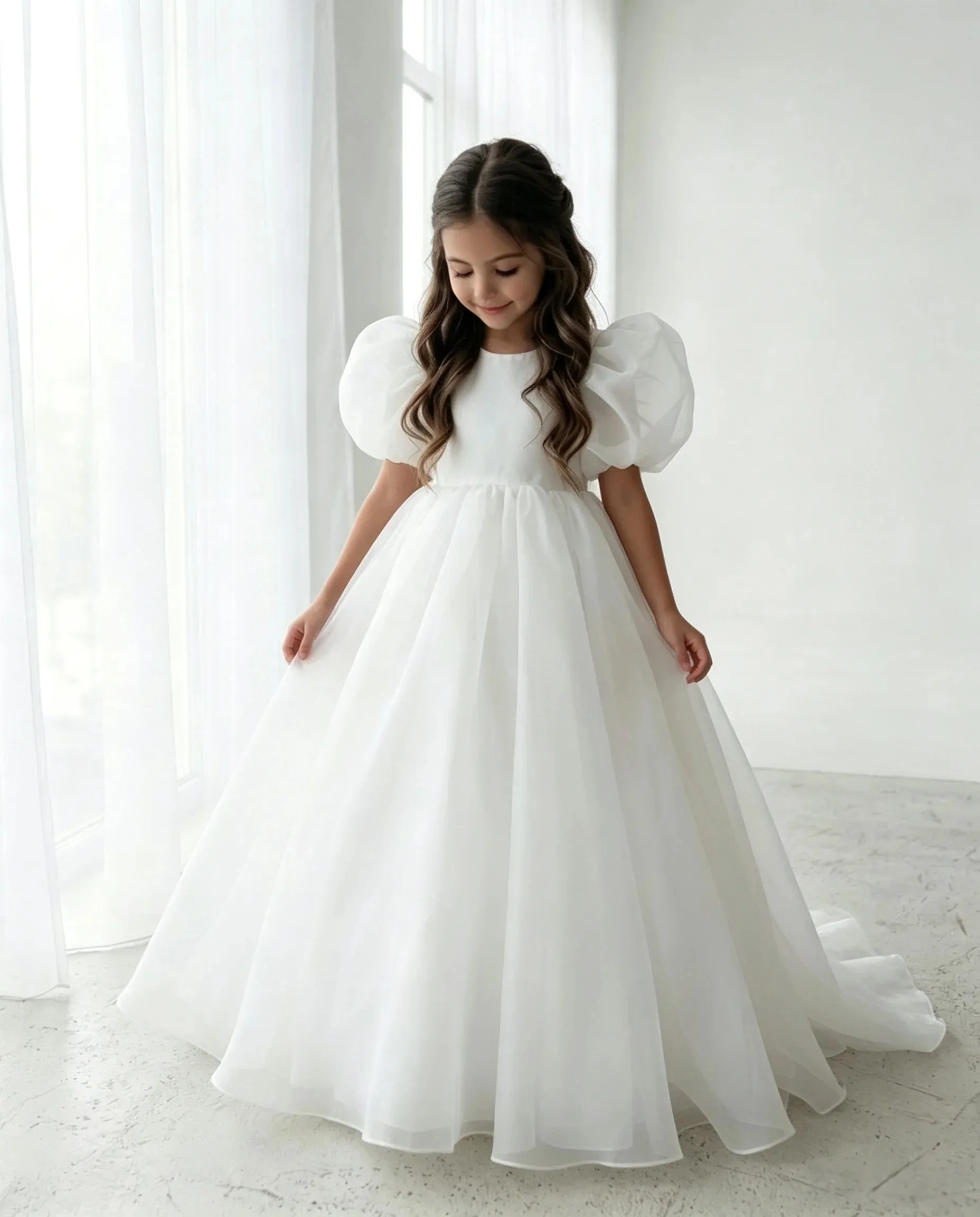 Maßgeschneidertes Mädchenkleid für Hochzeiten, Blumenmädchenkleid, einfaches Rundhalskleid mit Schleife und Schleppe, langes Prinzessinnenkleid, Mädchen-Erstkommunion, Großhandel – Detail 2