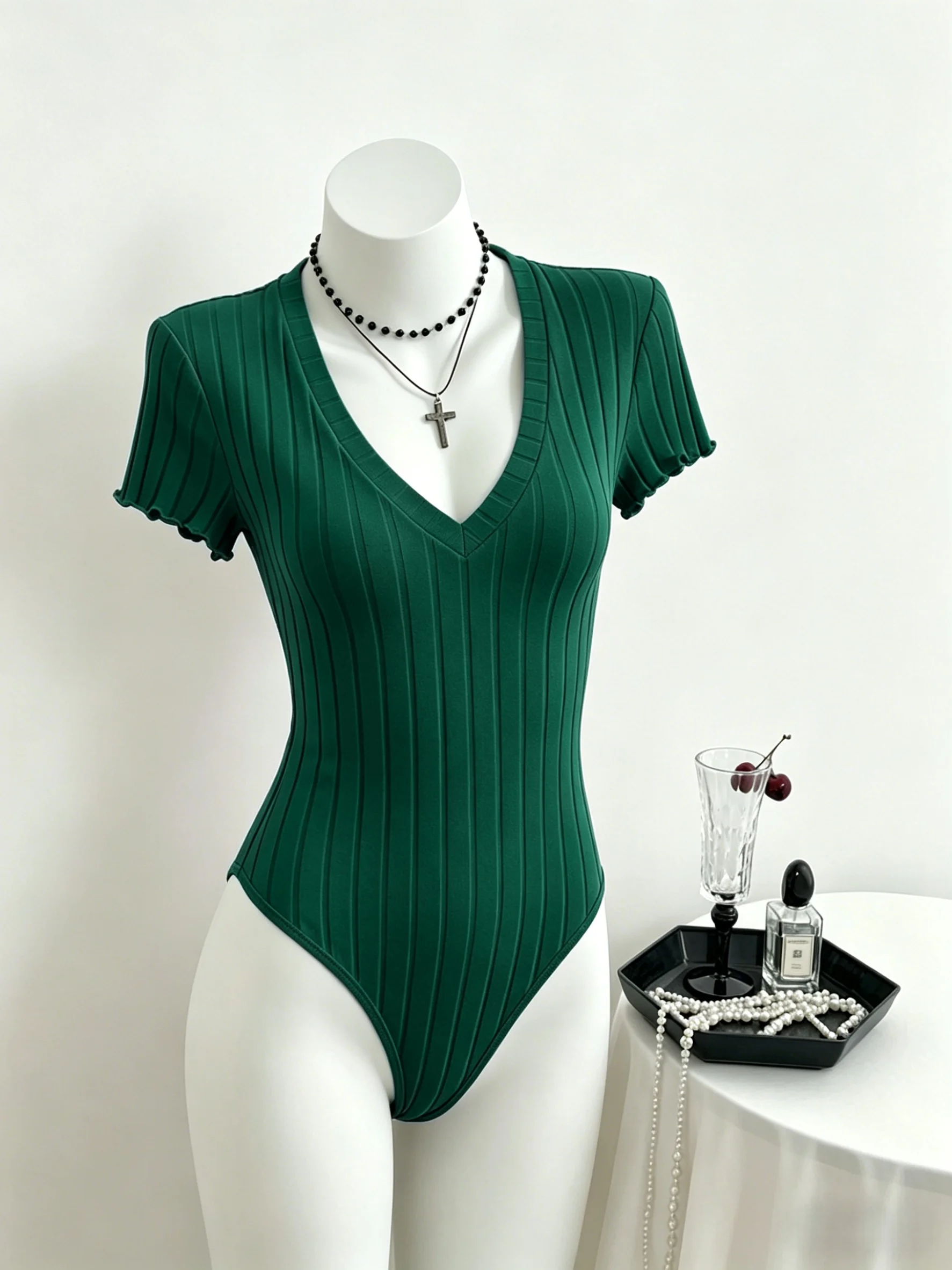 Damen gerippter V-Ausschnitt Kurzarm-Body mit Rüschenärmeln, schmal geschnittener, dehnbarer Strick-Jumpsuit, lässiger Mode-Top für Ausgehzwecke. – Detail 13