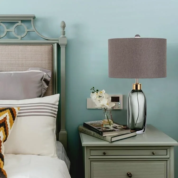 Semplice e moderna, lampada da comodino per camera da letto, lampada da scrivania creativa