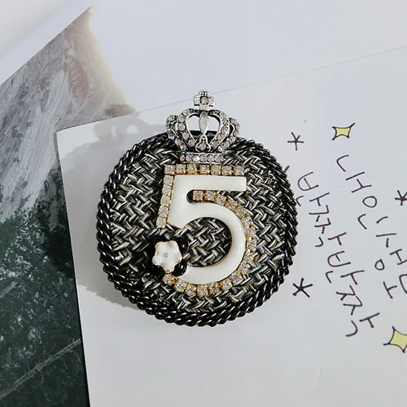 Luxury Rabbit Crown Fur Charm Simulated Pearl Brooch Pins Women Fringe Flower Ball Pearl Pendant Tassel Letter 5 Winter Brooches