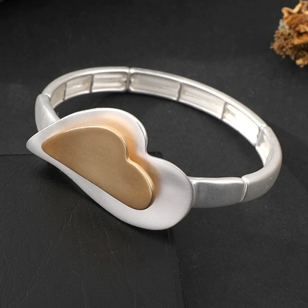 Zweifarbiges herzförmiges Armreifen-Armband mit elastischem Seil für Damen, leichter Luxus, personalisierte Modearmbänder, bezaubernder Schmuck – Detail 2