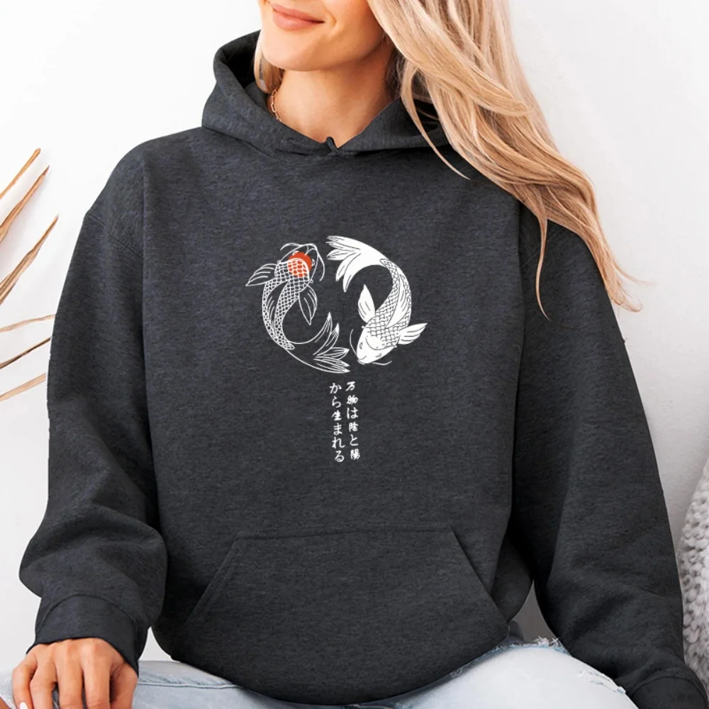 

Виниловая термонаклейка с изображением белой рыбки кои «Инь-Ян» с одним красным акцентом и вертикальным текстом в стиле кандзи, моющаяся, приклеивается утюгом