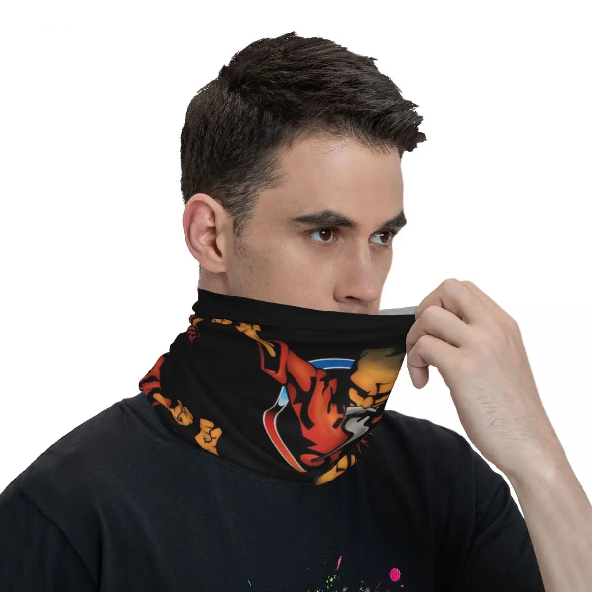 L'homme étendait les bras. Foulard en polyester pour le cou et le visage, écharpe de la présidence, masque facial